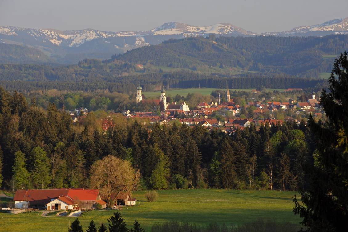 isny-stadtansicht-vor-nagelfluhkette-vom-menelzhofer-berg-foto-thomas-gretler isny-stadtansicht-vor-nagelfluhkette-vom-menelzhofer-berg-foto-thomas-gretler